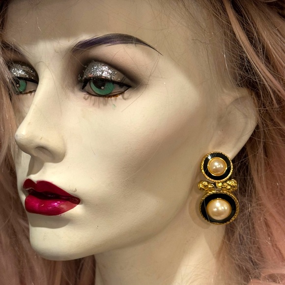 Vintage Richelieu faix pearl dangle black enamel textured gold finish earrings - Picture 3 of 6